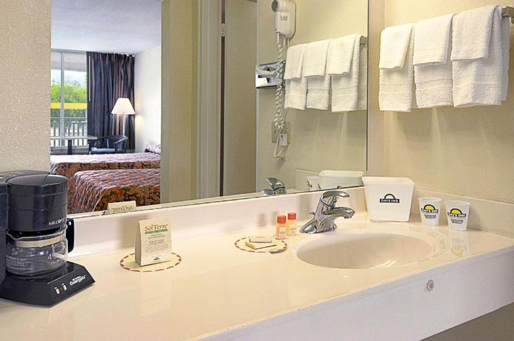 Days Inn By Wyndham Donalsonville Экстерьер фото